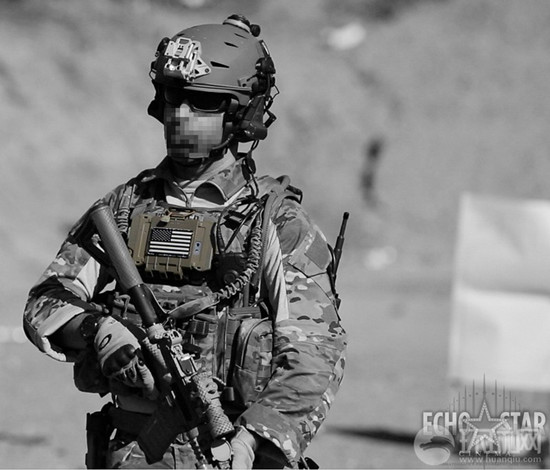 全副武装的美国特种部队士兵,其所使用的智能手机安装在其胸口的战术