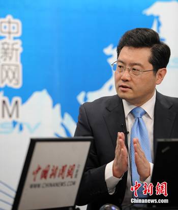 外交部发言人、新闻司司长秦刚2月22日做客中新网就“推进公共外交，加强沟通理解”与网友进行在线交流。
