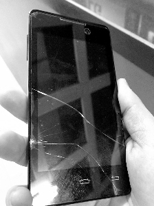 顾客看手机 摔坏了屏幕到底咋赔偿 协商4小时