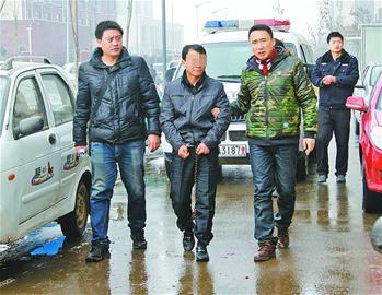 犯罪嫌疑人(左二)被警方抓获 通讯员供图本报记者 陈彤彤 通讯员 姜鹏