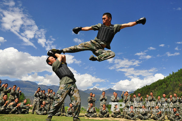 中国陆军新型单兵武器装备部队 战士称带劲