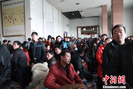 新疆节后首趟中转临客开行 近1600人赴疆淘金图