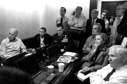 2011年5月1日，奥巴马与希拉里等围坐白宫时局值班室一张桌子前，观看卫星实时传回的美军突袭拉登画面