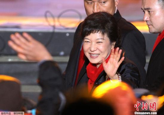 资料图：2012年12月19日，韩国执政党新国家党总统候选人朴槿惠在韩国第18届总统选举中获胜，成为韩国首位女总统。