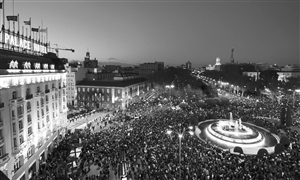 2月23日，在西班牙首都马德里，人们聚集在海王星广场参加示威活动。