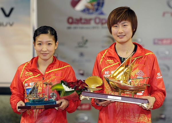 图文乒乓球卡塔尔赛颁奖丁宁和刘诗雯