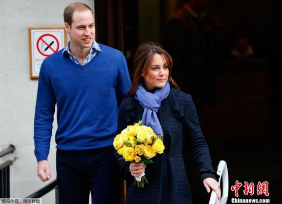 当地时间2012年12月6日，英国伦敦，凯特王妃孕吐好转，与威廉王子一起离开爱德华七世医院。她手捧鲜花，脸上洋溢着准妈妈的喜悦之情。
