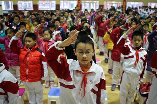 2月25日,北京市人大附中朝阳学校的小学生在新学期开学典礼上参加升