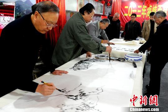 2月25日，2013年海峡两岸新春石友交流书画笔会在福州举行。 刘可耕 摄