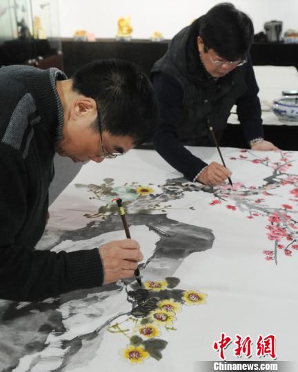 2月25日，2013年海峡两岸新春石友交流书画笔会在福州举行。　刘可耕　摄