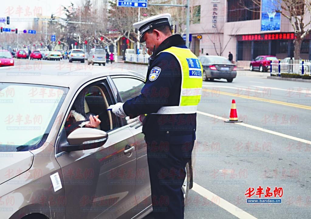 交警正在对过路车辆进行盘查.