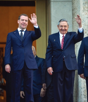 古巴国务委员会主席劳尔·卡斯特罗24日再次当选现职,同时宣布将于