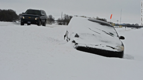 2月21日，堪萨斯州威奇托市，一辆汽车被困在积雪中