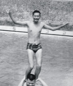 图为年少的李安在台南一中游泳池玩乐。《中国时报》资料图