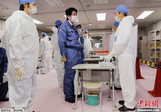 当地时间2012年12月29日，日本首相安倍晋三前往福岛县大熊町的福岛第一核电站视频并慰问工作人员。