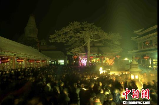 元宵节山西五台山万人祈福 景区寺庙旅客饱和