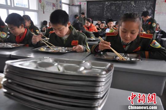 午餐晒"光盘 四川宜宾小学生争当节约小卫士(组图)