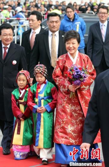 当地时间2013年2月25日，韩国首尔，韩国新任总统朴槿惠在就职典礼结束后身着韩服进入青瓦台。CFP视觉中国