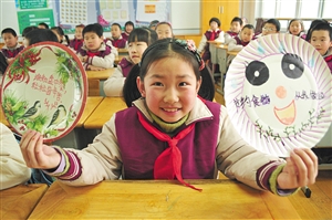 昨日是开学第一天,宁波市实验学校发出光盘行动倡议,学生们在纸盘上