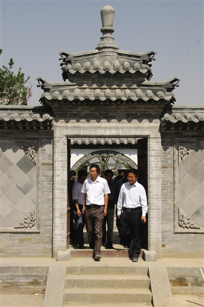2010年9月12日，山西省大同市市长耿彦波（左）在仿古建筑工地上现场指挥。 闫飞 摄