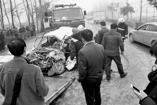 本网专稿:信阳光山县境内312国道两辆汽车相撞
