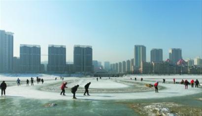 春节过后,本溪太子城对面的太子河冰场,一群滑冰爱好者自发地组织起来