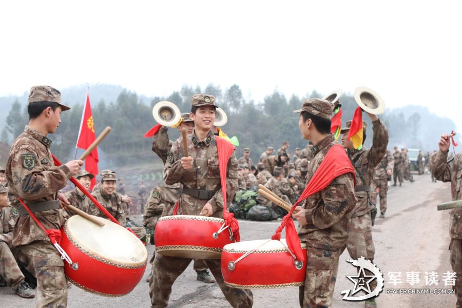 文艺骨干利用拉练间隙表演威风锣鼓,鼓舞士气,振奋精神.