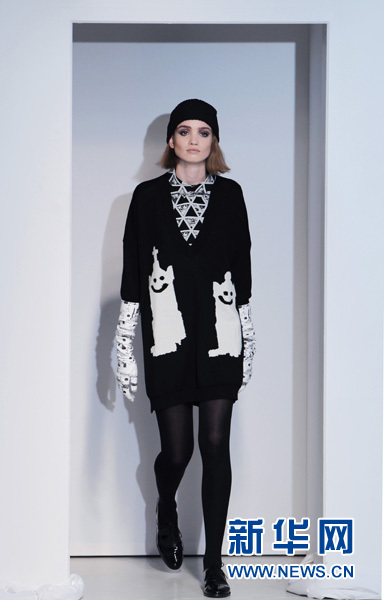 2月26日，模特在法国巴黎时装周上展示法国品牌DEVASTEE 2013/2014秋冬新品。(新华社记者高静摄)