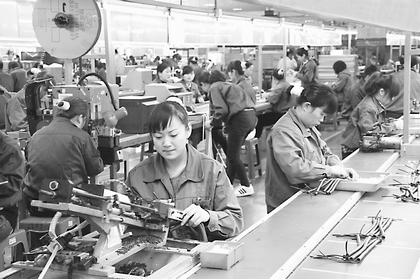 杭州乐荣电线电器有限公司工人在生产电线电缆