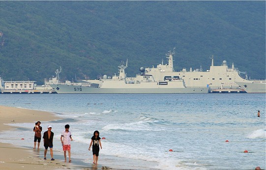 曾经,海南岛三亚市的亚龙湾基地也被认为是航母入驻的候选地之一