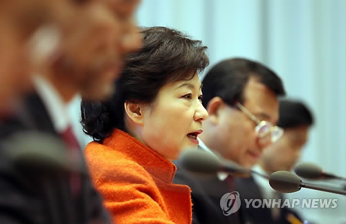 朴槿惠2月27日在青瓦台召开了第一次首席秘书会议。