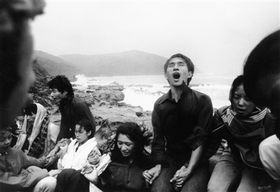 1978年，《薪传》编作前，林怀民带着舞者们到台湾佳洛水海边做野外训练。