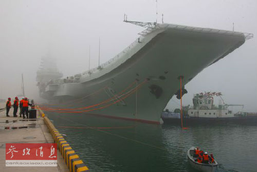 12月27日上午，我国首艘航空母舰“辽宁舰”首次靠泊青岛某军港。（摄影　吴登峰）