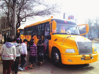 桃树坪学生小学坐上了大鼻子校车(图)座谈会小学生记录图片