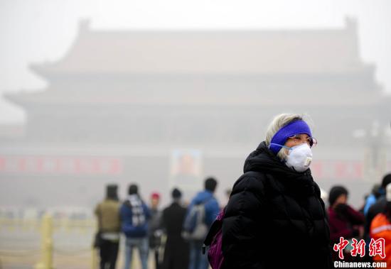 记者直击：京城雾霾散沙尘来 空气质量持续降低