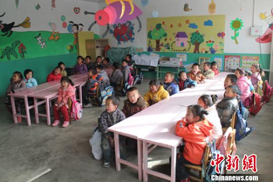 28日,涞源北石佛乡南上屯幼儿园里,孩子们正在上课. 温勇立 摄