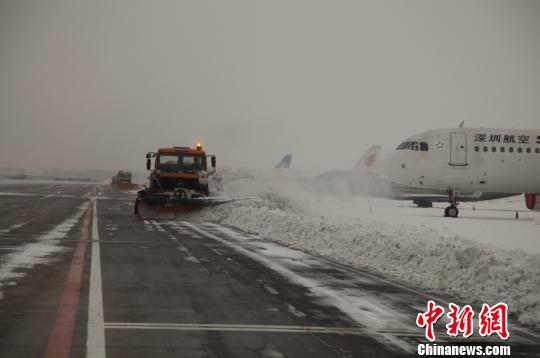 沈阳桃仙机场紧急除雪完毕 航班陆续恢复运行