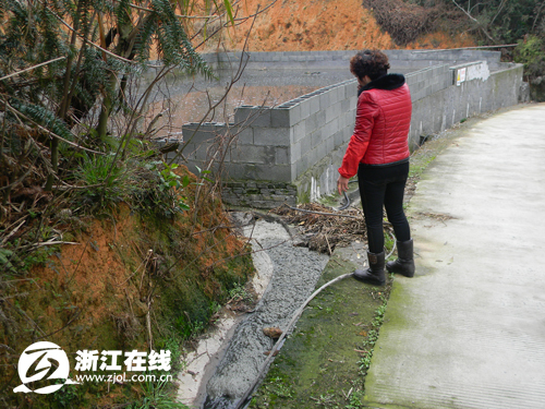 乐清网友投诉养猪场污水排入小溪 污染村民生