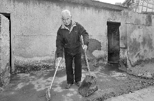 吴绍南老人在打扫公厕 快报记者 施向辉 摄
