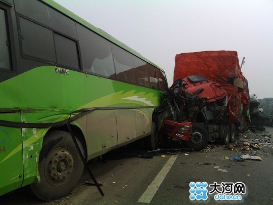 京港澳高速漯河段20余辆车连撞 死亡人数增至3人(组图)