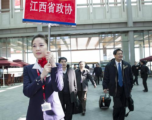 3月1日，来自江西省的全国政协委员抵达北京，出席全国政协十二届一次会议。新华社记者 王晔 摄