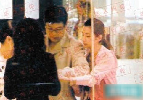 05年李冰冰被拍到与已40多岁的神秘男子香港购物