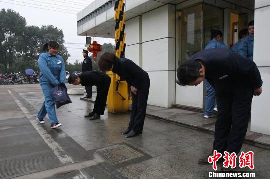 图为浙江台州民企元宵节后高管列队欢迎员工返厂。