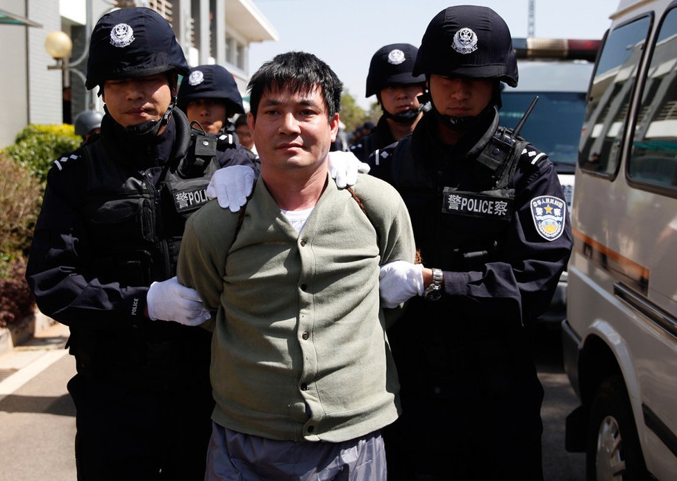 新华社记者 王申 摄13时58分,2名警察在看守所窗口履行着提押犯人的