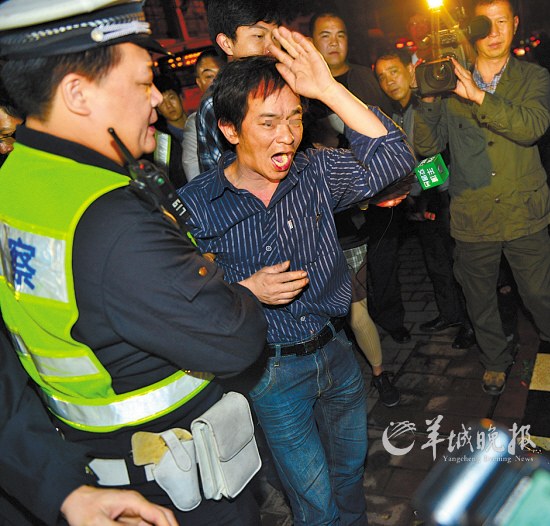 警方将醉酒驾驶的利某带回进行进一步的调查 羊城晚报记者 黄巍俊 摄