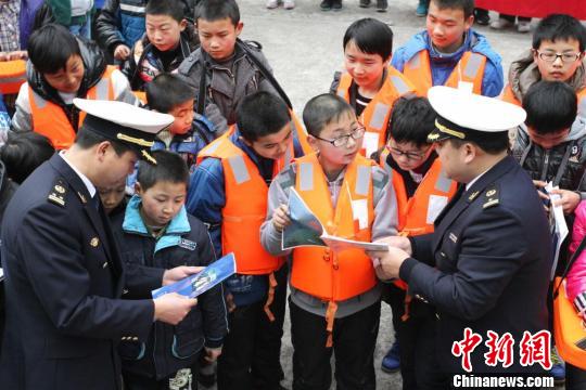 宜昌海事人员为乘船学生演示正确穿救生衣的方法 望作信 摄