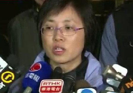 香港医管局高级临胁心理学家邝罗淑儿表示，热气球爆炸死者家属一直沉着面对，个别有情绪流露的亦属正常情况。香港《明报》网站