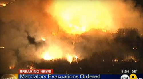 2月28日，洛杉矶郊外的山林大火正在逼近河滨县的居民住宅。