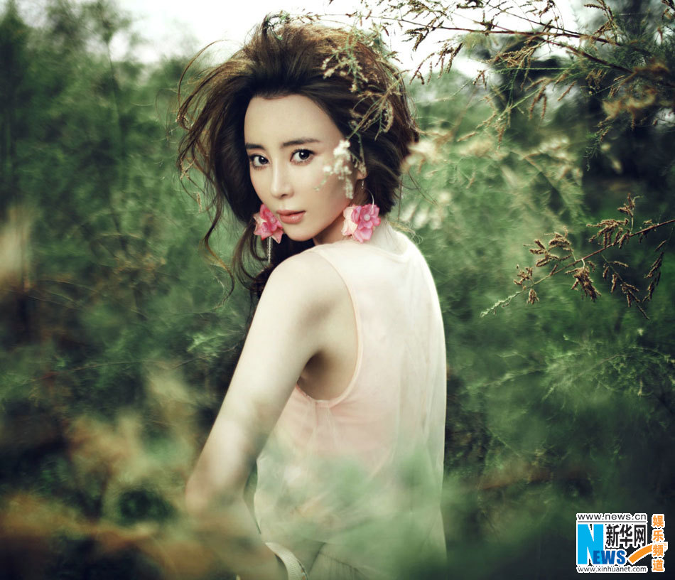 组图:孙雅化身"春之精灵" 清新写真展别样妩媚