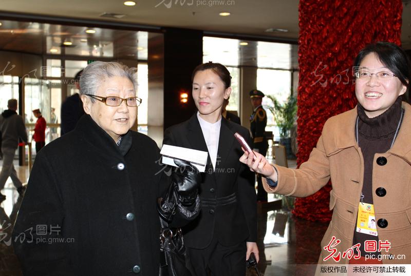 八旬全国政协委员李世济拄拐报到(组图)